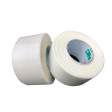 31岁颜妮赢球后坐在地上吃力撕下贴了满腿的胶布网友：看着都疼