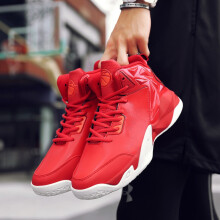 红色篮球鞋