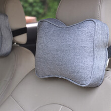 脖子后面正中央的地方突出一块圆骨头,一按就