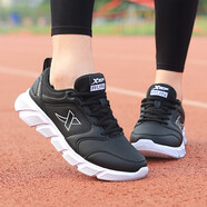特步（XTEP）女鞋防水皮面跑步鞋春夏季跑鞋學(xué)生休閑鞋子戶外黑色減震運(yùn)動(dòng)鞋女 黑白色 37