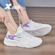 特步（XTEP）運(yùn)動(dòng)鞋女鞋透氣跑步鞋軟底輕便休閑鞋皮面防水防滑百搭慢跑鞋子女 帆白/蘭霧紫（0041） 35