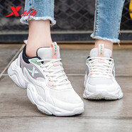 特步（XTEP）女鞋跑步鞋運動(dòng)鞋子女2025冬季新款老爹鞋休閑鞋透氣網(wǎng)面鞋旅游鞋 白黑粉 35