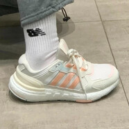 阿迪達(dá)斯 （adidas）男鞋2025秋季新款運(yùn)動鞋舒適透氣BOOST緩震休閑時尚跑步鞋 ID4164帆白淺橘 42.5 (265mm)