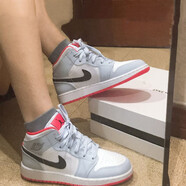耐克（NIKE）女鞋 Air Jordan 1 Mid AJ1運動鞋舒適休閑籃球鞋 555112-400 白藍粉 35.5