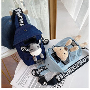 QUEEN TRIP 包包女2022新款牛仔帆布斜挎胸包ins韓版可愛(ài)毛絨玩偶學(xué)生單肩包 深藍小牛