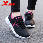 特步（XTEP）女鞋運(yùn)動(dòng)鞋女夏季新款皮面防水跑步鞋輕便軟底休閑旅游鞋 黑玫紅 40