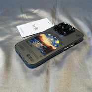 巴蒂尼 梵高油畫星空適用iPhone17手機殼蘋果16promax磨砂15pro彩銀14電鍍膚感13防摔12保護殼 【梵高村莊】 iPhone 13