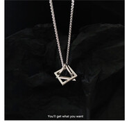 EKUSTYEE 韓版毛衣幾何項鏈三角形立方吊墜潮流嘻哈掛件男街頭學(xué)生配飾品 幾何項鏈珍珠鏈【鈦鋼不掉色】