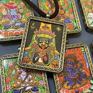 繆瑩大日不動(dòng)普賢生肖佛牌唐卡吊墜西藏手繪大黑天扎基黃財(cái)神招財(cái)?shù)鯄?扎基拉姆 山河祥云款(贈(zèng)掛繩)