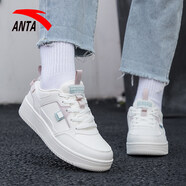 安踏（ANTA）板鞋女鞋2025新款夏季滑板鞋女平底舒適休閑鞋女款白色運(yùn)動鞋子女 象牙白/藕灰 皮面防潑水 38 皮面防潑水