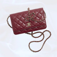 香奈兒（Chanel）女包新款經(jīng)典休閑酒紅色小牛皮翻蓋金屬徽標扣鏈條手拿包