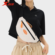 特步胸包斜挎包男新款休閑單肩包時(shí)尚潮流腰包挎包女戶(hù)外運動(dòng)男包 米白