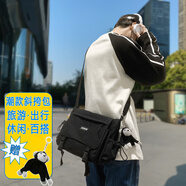 酷咖斜挎包男士單肩包學(xué)生潮流大容量休閑運動(dòng)郵差背包 黑色（帶猩猩掛件）