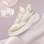 安踏（ANTA）綿綿彈春新款運(yùn)動(dòng)女鞋膠彈科技軟底防滑跑步鞋 象牙白/藕灰-2 35.5碼(5)