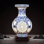 景德鎮(zhèn)陶瓷器小號新中式粉彩鏤空花瓶工藝品客廳擺件家居酒柜玄關(guān)書房電視柜辦公室博古架茶室裝飾品瓷瓶擺設(shè) 青花鏤空盤口賞瓶（配木質(zhì)旋轉(zhuǎn)底座）