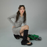 CHUU辣妹連帽修身連衣裙女2025秋季新款時(shí)尚褶皺顯瘦包臀短裙子潮 淺花灰 均碼