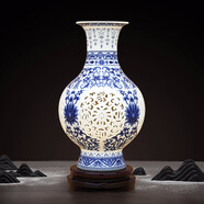 景德鎮(zhèn)陶瓷器小號新中式粉彩鏤空花瓶工藝品客廳擺件家居酒柜玄關(guān)書房電視柜辦公室博古架茶室裝飾品瓷瓶擺設(shè) 青花鏤空賞瓶（配木質(zhì)旋轉(zhuǎn)底座）