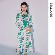 粉藍衣櫥秋冬東方詩(shī)藝抽象印花飄帶連衣裙光感襯衫裙【商場(chǎng)同款】931L305 森林綠 XL