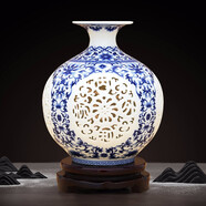 景德鎮(zhèn)陶瓷器小號新中式粉彩鏤空花瓶工藝品客廳擺件家居酒柜玄關(guān)書房電視柜辦公室博古架茶室裝飾品瓷瓶擺設(shè) 青花鏤空石榴瓶（配木質(zhì)旋轉(zhuǎn)底座）