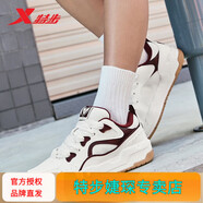 特步（XTEP）男鞋運(yùn)動(dòng)板鞋反轉(zhuǎn)面包鞋秋季透氣網(wǎng)布小白鞋板鞋男 帆白/團(tuán)隊(duì)紅 42