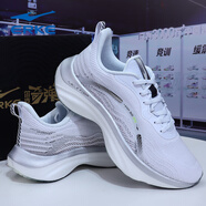 鴻星爾克（ERKE）男鞋運動(dòng)鞋奇彈輕盈網(wǎng)面透氣跑步鞋舒適回彈緩震防滑碳板休閑鞋子 正白/正黑 39