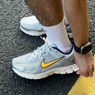 耐克男鞋 春季新款Zoom Vomero 5黑武士緩震運動(dòng)休閑鞋網(wǎng)面透氣跑步鞋 FJ4151-001/金屬銀 39