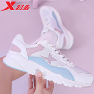 特步女鞋跑步鞋新款休閑鞋春秋網(wǎng)面老爹鞋春季減震透氣運動(dòng)鞋 米綠 38