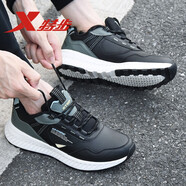 特步（XTEP）男鞋運動(dòng)鞋男秋冬男款休閑鞋皮面防潑水跑鞋透氣復古跑步鞋子男 黑綠-皮面防水 42