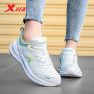 特步女鞋冬季軟底跑步鞋女士冬季新款休閑跑鞋皮面防水旅游運動(dòng)鞋子女 白豆綠 35