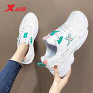 特步（XTEP）女鞋冬季軟底跑步鞋2025新款冬季皮面防水旅游休閑老爹運(yùn)動(dòng)鞋子女 白粉綠 38