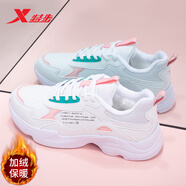 特步女鞋冬季保暖棉鞋跑步鞋秋冬新款皮面防水加絨旅游休閑運動(dòng)鞋子女 白粉紅 38