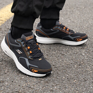 斯凱奇（Skechers）男鞋夏季2025新款休閑運(yùn)動(dòng)鞋輕便透氣軟底網(wǎng)面鞋黑武士跑步鞋男 黑色/橘色-BKOR 43.5