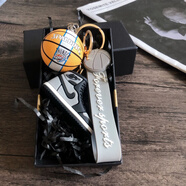 【球迷推薦】NBA球星周邊庫里籃球球鞋鑰匙扣科比詹姆斯背包掛件學(xué)生禮物禮盒裝紀念品生日禮物 雷霆球+灰鞋繩+禮盒拉菲草