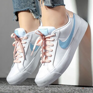 耐克（NIKE）板鞋女鞋夏季新款COURT透氣輕便防滑耐磨運動(dòng)休閑小白鞋 AO2810-108白/淺藍 38