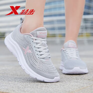 特步（XTEP）女鞋跑鞋輕便透氣運動鞋子女春季新品跑步鞋網(wǎng)面飛織休閑運動鞋包 淺灰 35