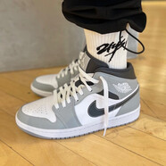 耐克（NIKE）耐克（NIKE）AIR JORDAN 1Mid AJ1男子運動籃球鞋 灰白黑554724-078 42