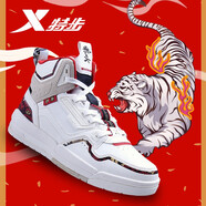 特步（XTEP）男鞋板鞋新款本命年紅高幫運(yùn)動板鞋皮面保暖潮流休閑鞋子男新年紅 帆白/茶白色-虎嘯生風(fēng) 40