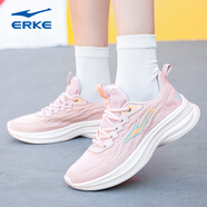 鴻星爾克女鞋夏季運動鞋新款品牌白色休閑鞋子網(wǎng)面透氣跑步鞋 淺灰/熒光桃粉 35