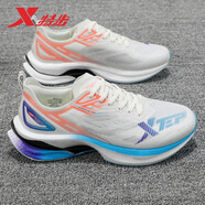 特步（XTEP）致輕7.0 PRO運動鞋緩震回彈透氣男士戶外跑步鞋 帆白/熒光蜜桃紅 42
