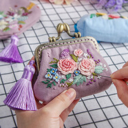 美岸十字繡新款小件刺繡DIY口金包零錢手包布藝蘇繡絲帶繡花自己制作創(chuàng)意禮物手工刺繡DIY藝術材料包 芳華 材料包+繡繃+流蘇