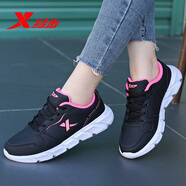 特步（XTEP）女鞋冬季軟底跑步鞋冬季新款皮面防水休閑跑鞋輕便旅游運(yùn)動(dòng)鞋子女 黑玫紅 35