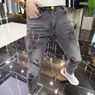 琦喬澤歐洲站高端重工燙鉆印花牛仔褲男士時(shí)尚潮流個(gè)性街頭修身小腳褲子 灰色 28 尺碼看詳情頁參數(shù)表