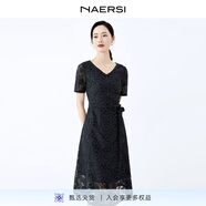 娜爾思（NAERSI）貴夫人金線(xiàn)疊透v領(lǐng)蕾絲新中式短袖連衣裙夏新款 暗青紫色-NF08926Q7 XL