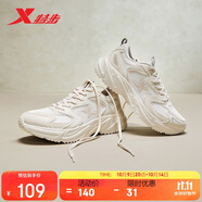 特步女鞋運(yùn)動休閑老爹鞋秋冬保暖2025新款革網(wǎng)防滑耐磨簡約鞋子女