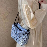 三宅一生（ISSEY MIYAKE）日本ISSEYMIYAKE豆腐包波士頓盒抽繩單肩斜跨女包 淺藍(lán)色