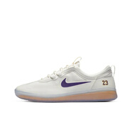 耐克（NIKE）買(mǎi)手代購 SB Nyjah Free 2 詹姆斯聯(lián)名 男士低幫板鞋 白紫金 DA3439-100 40