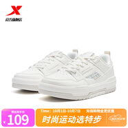 特步【門(mén)店同款】裂變板鞋女鞋冬季新款低幫時(shí)尚運動(dòng)976418310044 帆白【女】 37