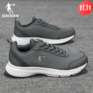 喬丹（QIAODAN）跑步鞋男鞋春夏季新款減震輕便跑鞋男生防水皮面運動(dòng)鞋子 巖石灰/銀色246(皮面) 41