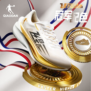 喬丹QIAODAN飛影PB4.0專業(yè)馬拉松競速跑步鞋碳板跑鞋運(yùn)動(dòng)鞋男 金色/喬丹白 -冠軍 47.5
