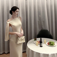 YIOU不對稱(chēng)斜肩斜領(lǐng)性感露肩A字裙連衣裙女法式收腰晚會(huì )生日長(cháng)裙6053 骨白 S